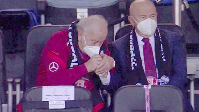 Selim Soydan kendinden 9 yaş küçük Nihat Özdemir'in elini öpmeye çalıştı