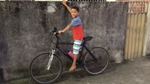 SONHO REALIZADO!!! PBPE ENTREGA BICICLETA PARA CRIANÇA IR Á ESCOLA EM PEDRAS DE FOGO