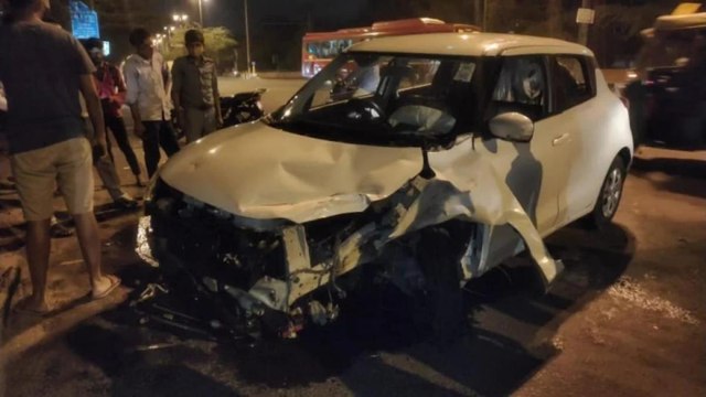 Delhi: Speeding car hits red light at Aruna Asaf Ali road