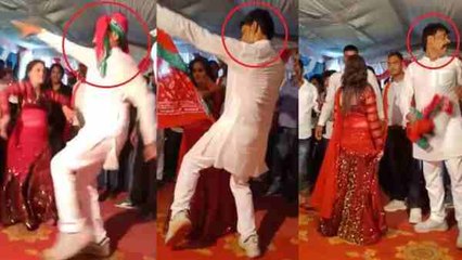 गोरखपुर: बार-बालाओं संग गमछा ओढ़ जमकर थिरके सपा नेता, गाना था 'अखिलेश को दिलाएंगे ताज'