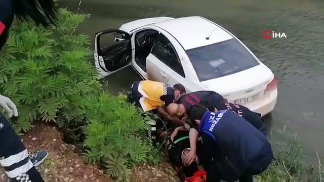 Direksiyon hakimiyetini kaybedince dereye uçtu: 1 yaralı
