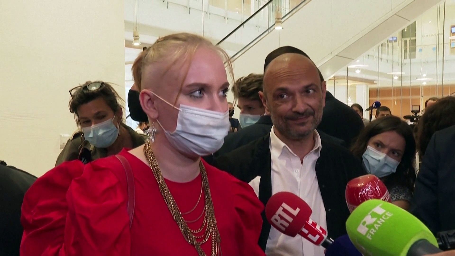 ⁣В Париже начался суд над кибербуллерами: их жертва раскритиковала ислам