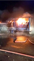 Virajı alamayan tır elektrik direğine çarpıp patlayarak alev aldı