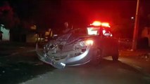 Honda Civic colide contra caçamba de entulhos e mulher fica ferida no Bairro Interlagos
