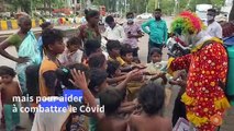 Inde: un clown aide les enfants de Bombay à affronter le Covid