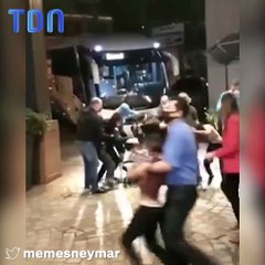 Trois fans se précipitent et se jettent sur Neymar