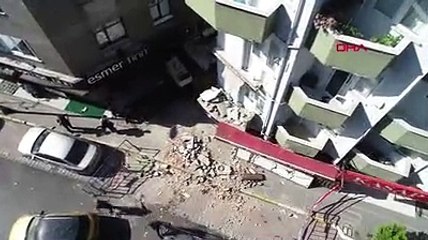 Avcılar'da 42 yıllık binanın iki balkonu çöktü