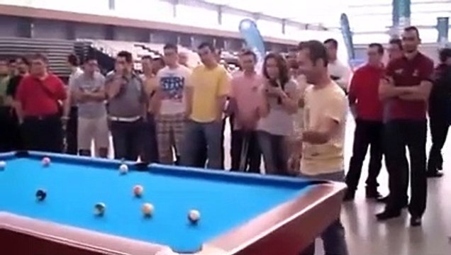 Cet homme dans le public réussit un coup incroyable au billard
