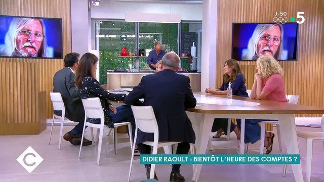 C à vous : Patrick Cohen flingue les journalistes qui sont allés prendre les baffes dans le bureau de Didier Raoult