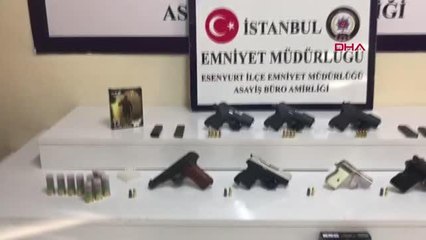 Video herunterladen: ESENYURT'TA OTOMOBİL GALERİLERİNDE RUHSATSIZ SİLAH TİCARETİ YAPAN 4 KİŞİ YAKALANDI