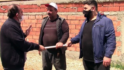 Vatandaşların değnekle kurban pazarlığı