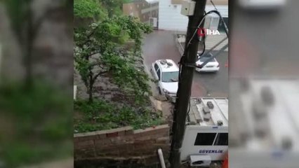 Şiddetli yağmur sonrası bahçe duvarı böyle yıkıldı