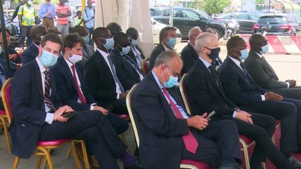 Le ministre français du Commerce Extérieur, Franck Riester, visite le projet "Lives 2" d'Abidjan