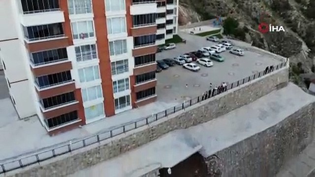Tokat’ta 16 katlı binanın istinat duvarı çöktü, vatandaşlar tedirgin