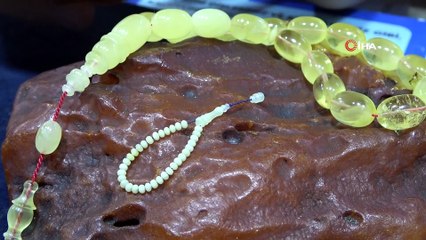 50 milyon yıllık fosil damla kehribardan dünyanın en küçük tespihini yaptı