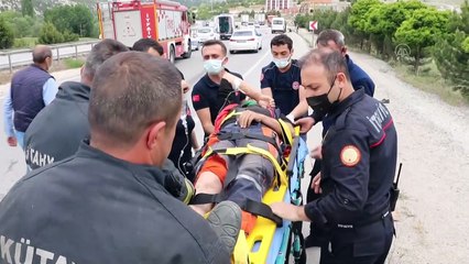 KÜTAHYA - Minibüs, Karayolları bakım aracına ve işçilere çarptı: 4 yaralı