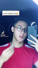 Khoa Vương thực hiện yêu cầu ăn vải của một bạn trẻ.