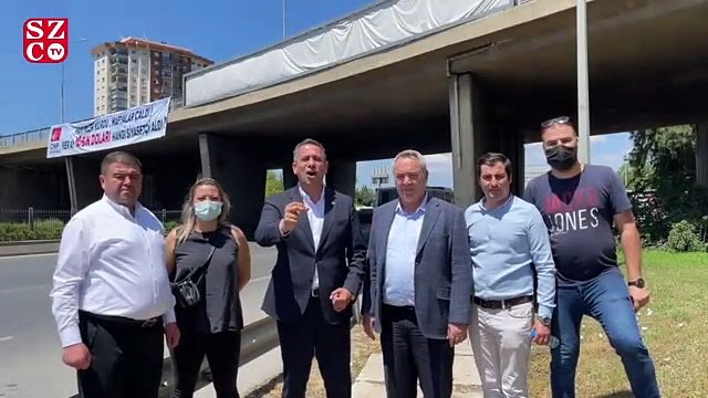 10 bin doları mafyadan alan siyasetçi kim? sorusu bu kez de İzmir'deki köprüye asıldı