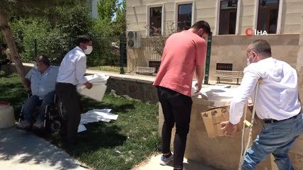 Engelli bireylerin ürettiği maske ve seccadeler cami cemaatine dağıtıldı