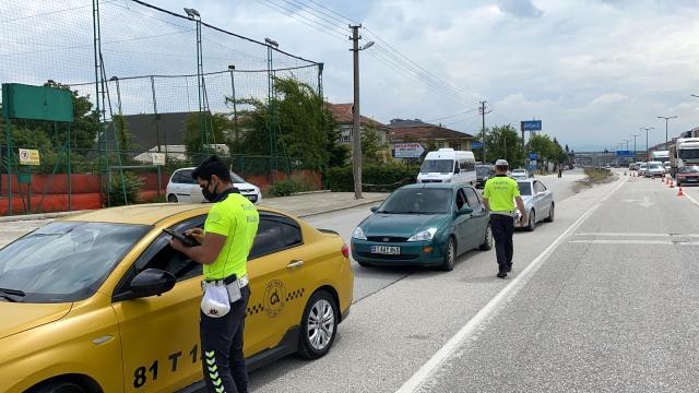 Emniyet kemeri takmayan 137 sürücü cezayı yedi
