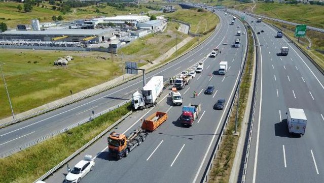 Sancaktepe Kuzey Marmara Otoyolu'nda TIR bariyerlere girdi