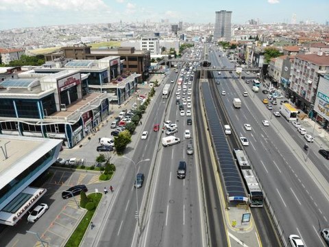 Son dakika haberleri... Avcılar E-5'te zincirleme trafik kazası: Trafik kilitlendi