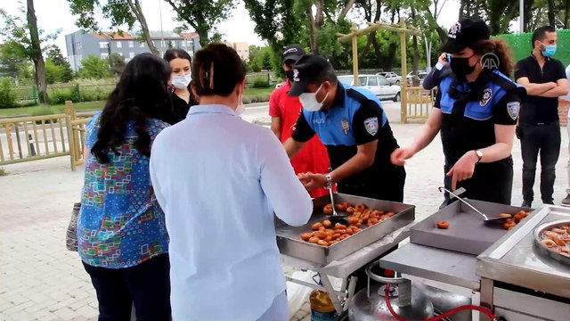 UŞAK - Emniyet Müdürlüğünce şehitler anısına lokma dağıtıldı