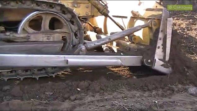 Започнаха ремонт на разбит път