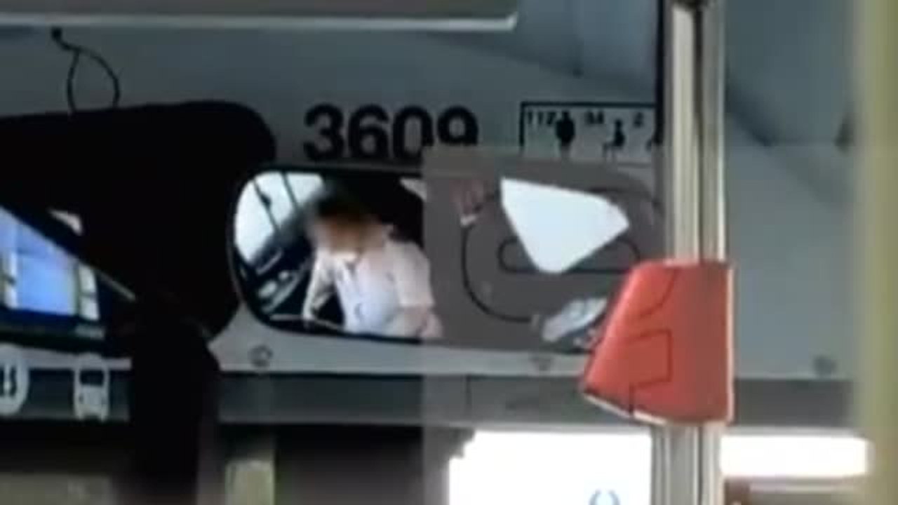 Un conductor de autobús utiliza el móvil y come pipas mientras circula por Barcelona