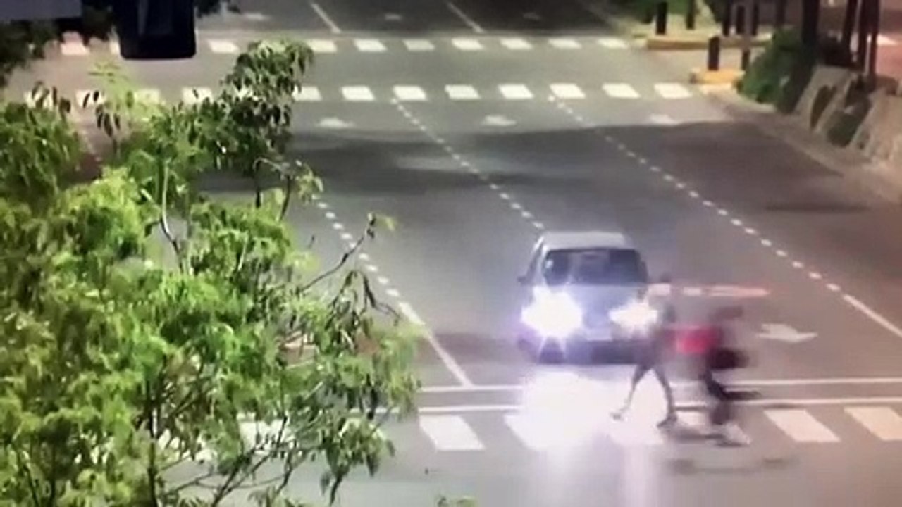 Un policía se agarró a trompadas con un limpiavidrios y le disparó en plena 9 de Julio