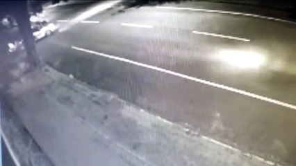 Veja a forte colisão que deixou motociclista ferido no Bairro Neva