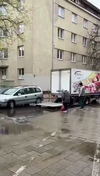 Aider une vieille dame à monter dans sa voiture