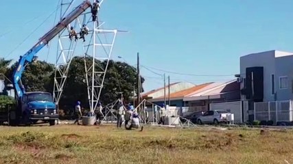 Video herunterladen: Equipes da Copel realizam a troca de 6 torres de energia, na Avenida das Torres