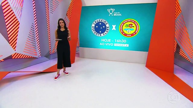 Garoto Weverton recebe dicas de zagueiros campeões pelo Cruzeiro