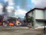 Fırında çıkan yangın, 3 katlı evin çatısına sıçradı.