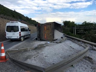 Devrilen mıcır yüklü kamyon hem D-100'ü hem tren yolunu kapattı