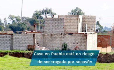Socavón en Puebla derrumba recámara y barda de casa en riesgo de ser “tragada”