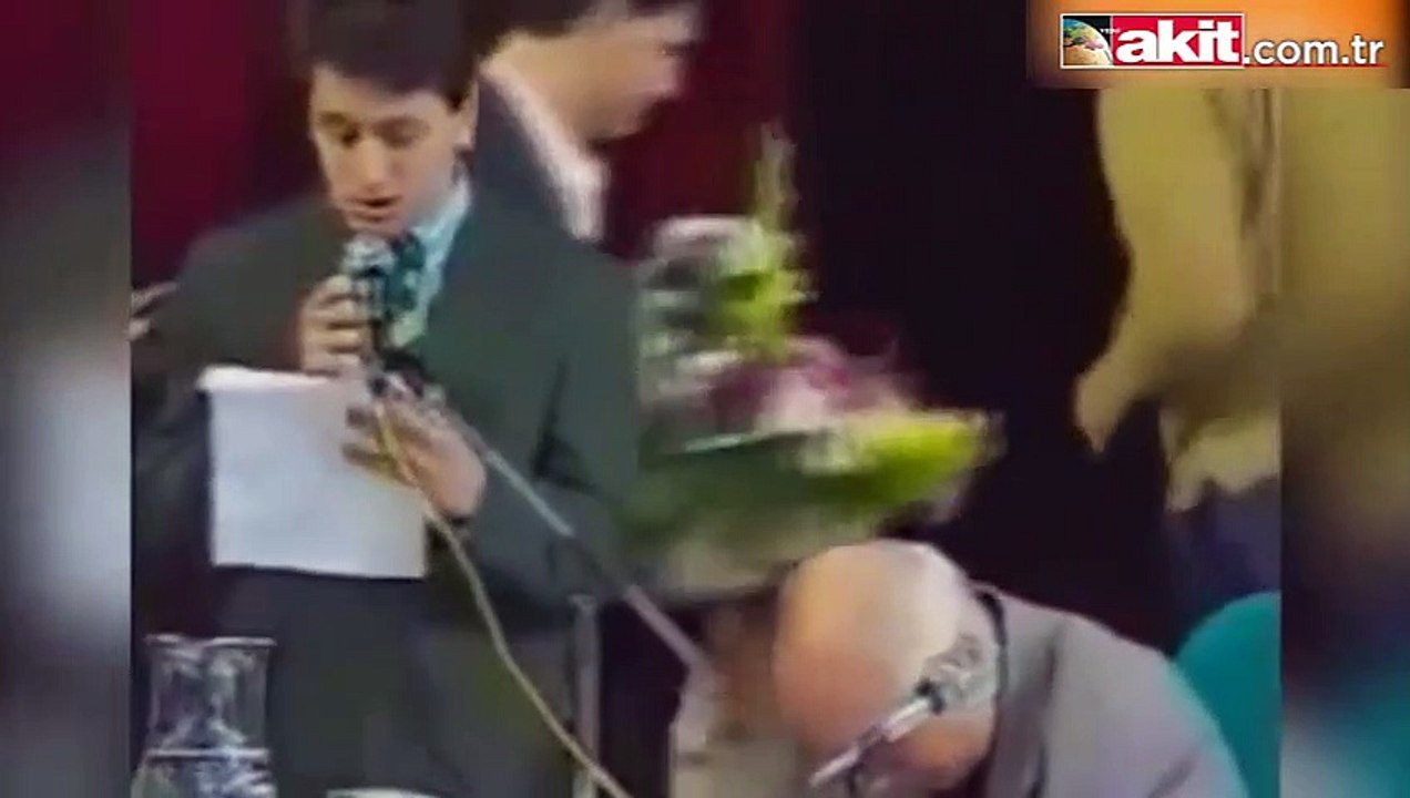 Devrimci Sosyalist İşçi Partisi'nin üyesi Gülen'in yanında ağlayarak şiir okumuş