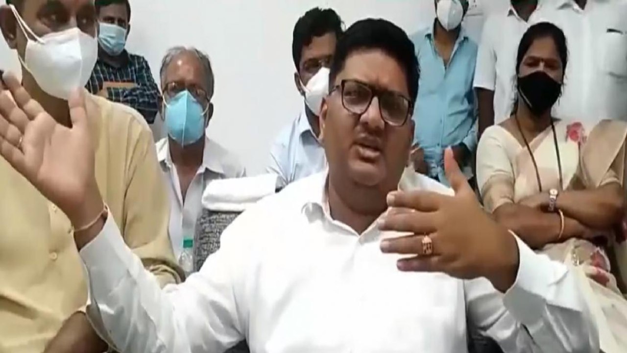 Uddhav's minister gathers crowd, flouts lockdown guidelines