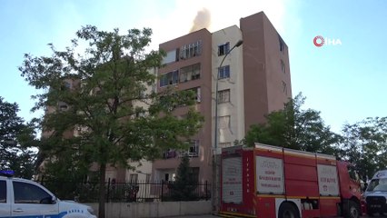 Beş katlı binanın çatı katında yangın çıktı