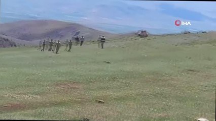 Savaşa gider gibi at sırtında sopalarla kavgaya koştular