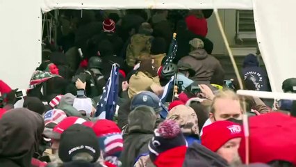 فيسبوك يعلق حساب ترامب لعامين والرئيس السابق يندد ب"إهانة" لناخبيه