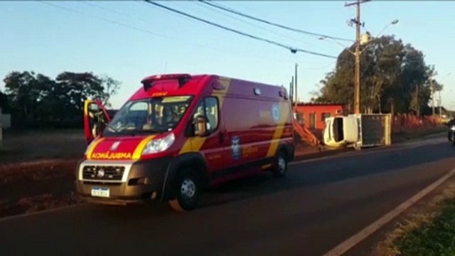Kombi tomba em acidente de trânsito na marginal da BR-467, em Cascavel; Duas pessoas ficaram feridas