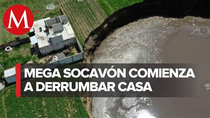 Crece mega socavón en Puebla; comienza a derrumbar casa