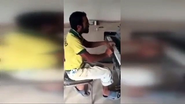 Piyano çalan inşaat işçisi paylaşım rekorları kırıyor!