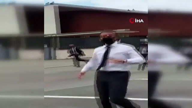 - Fransa Cumhurbaşkanı Emmanuel Macron, ülkenin Tain-l'Hermitage kasabasında bir kişi tarafından tokatlandı.