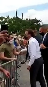 Fransa Cumhurbaşkanı Macron'a tokatlı saldırı kamerada