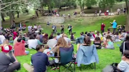 Maçka Parkı’nda korona virüsü hiçe sayarak açık hava konseri verdiler