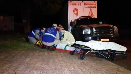 Ciclista colide contra caminhão no Jardim Clarito e fica ferido