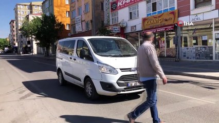 Hareket halindeki araçta arı kovanı devrildi, yüzlerce arı serbest kaldı